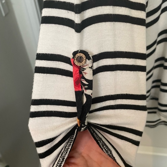 Floral and striped 3/4 sleeve top - Picture 2 of 3